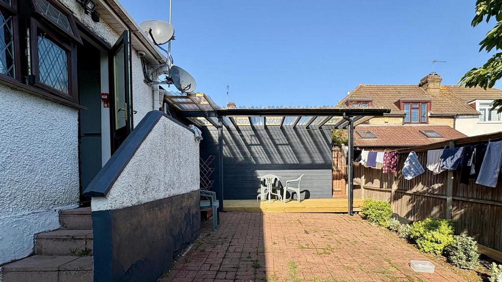 Apartment in Edgware - More