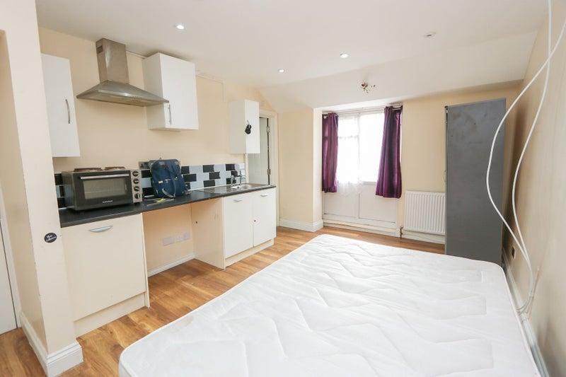 House in LONDON - View 3