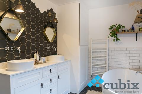 4 bedroom semi-detached house for sale, Drake Close, London SE16