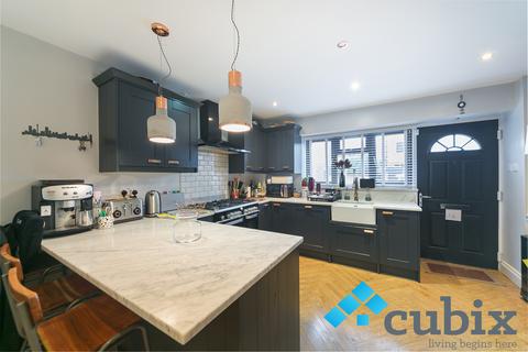 4 bedroom semi-detached house for sale, Drake Close, London SE16