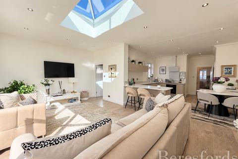 3 bedroom bungalow for sale, Woodhall Crescent, Hornchurch, RM11
