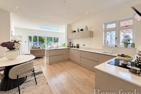 3 bedroom bungalow for sale, Woodhall Crescent, Hornchurch, RM11
