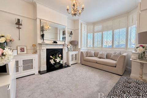 3 bedroom bungalow for sale, Woodhall Crescent, Hornchurch, RM11
