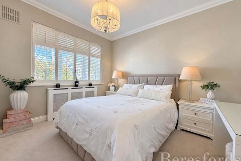 3 bedroom bungalow for sale, Woodhall Crescent, Hornchurch, RM11