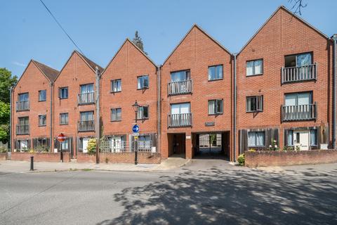 3 bedroom flat for sale, Vicarage Hill, Alton, Hampshire, GU34