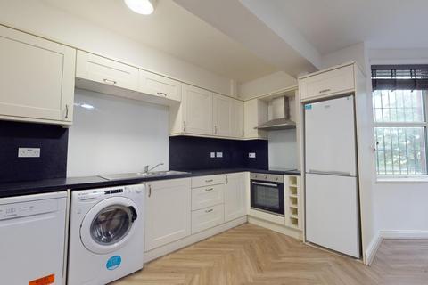 9 bedroom house to rent, Moorland Avenue, Leeds LS6