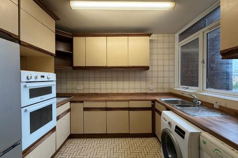 3 bedroom flat for sale, Flat 16 Westchester Court, Westchester Drive, London, NW4 1RB