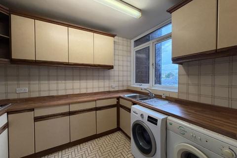 3 bedroom flat for sale, Flat 16 Westchester Court, Westchester Drive, London, NW4 1RB
