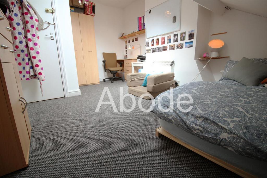 House in Leeds, Woodhouse Cliff, Hyde Park - View 2