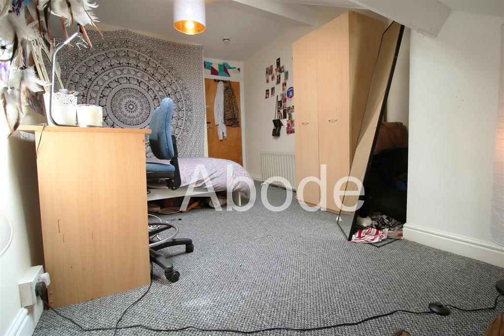 House in Leeds, Woodhouse Cliff, Hyde Park - View 4