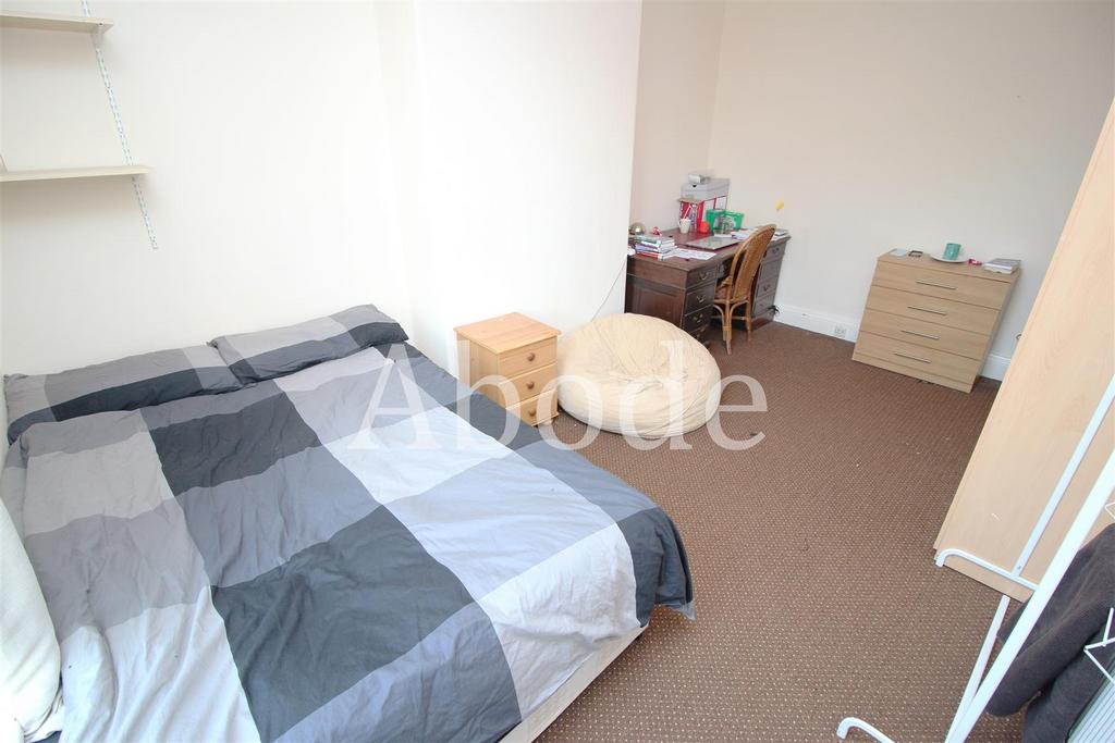 House in Leeds, Headingley Hill, Hyde Park - View 2