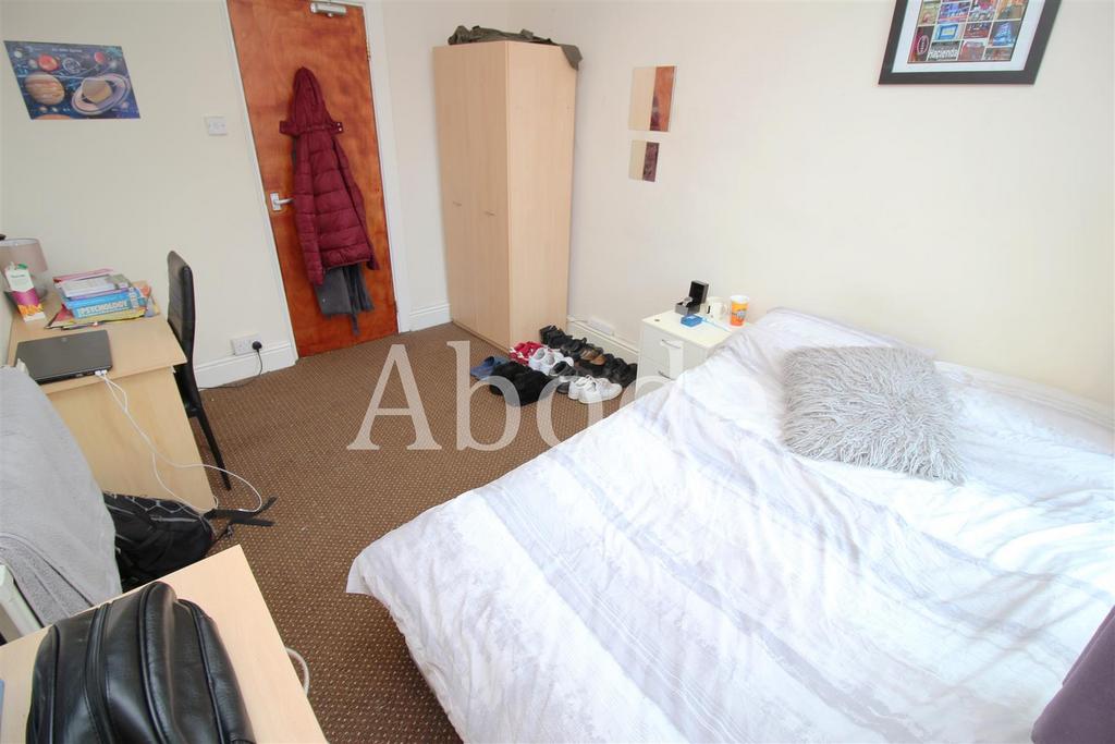 House in Leeds, Headingley Hill, Hyde Park - View 4