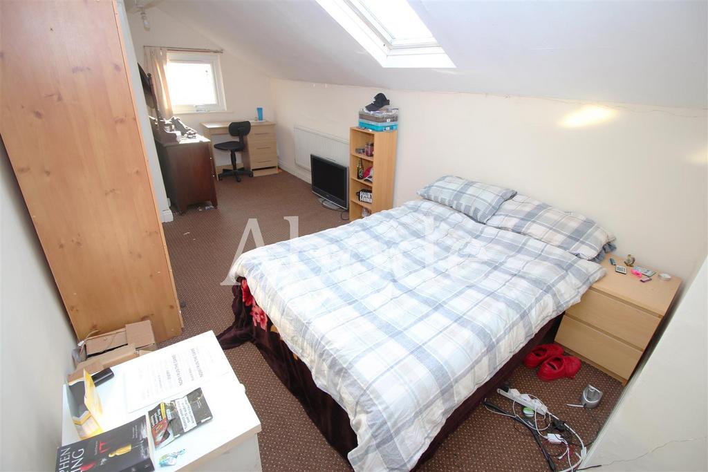 House in Leeds, Headingley Hill, Hyde Park - More