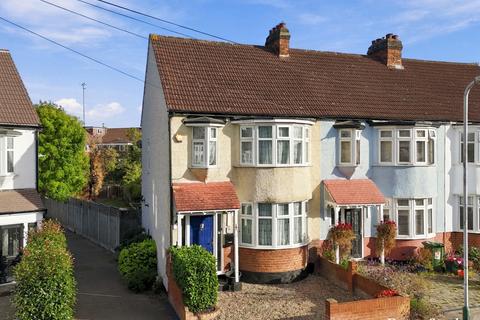 3 bedroom semi-detached house for sale, Cambridge Avenue, Gidea Park, RM2