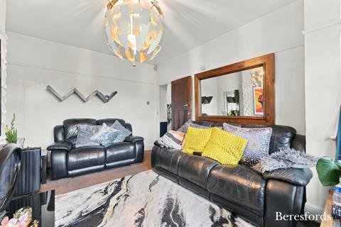 3 bedroom semi-detached house for sale, Cambridge Avenue, Gidea Park, RM2