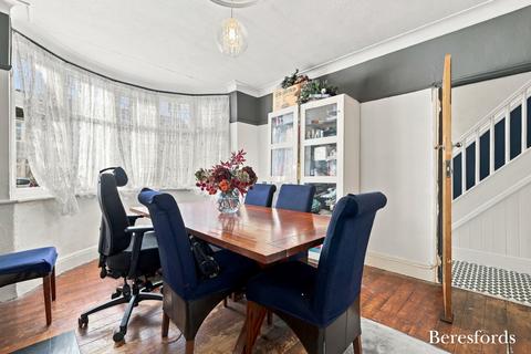 3 bedroom semi-detached house for sale, Cambridge Avenue, Gidea Park, RM2