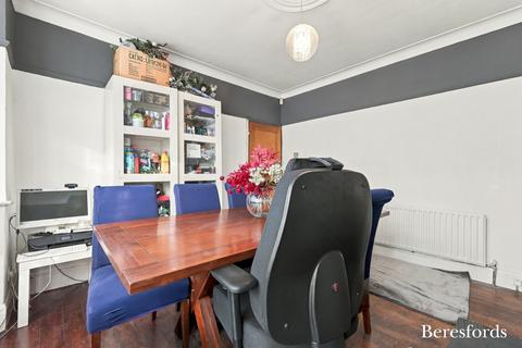 3 bedroom semi-detached house for sale, Cambridge Avenue, Gidea Park, RM2