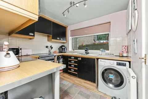 2 bedroom cottage for sale, Carlinghow Lane, Batley
