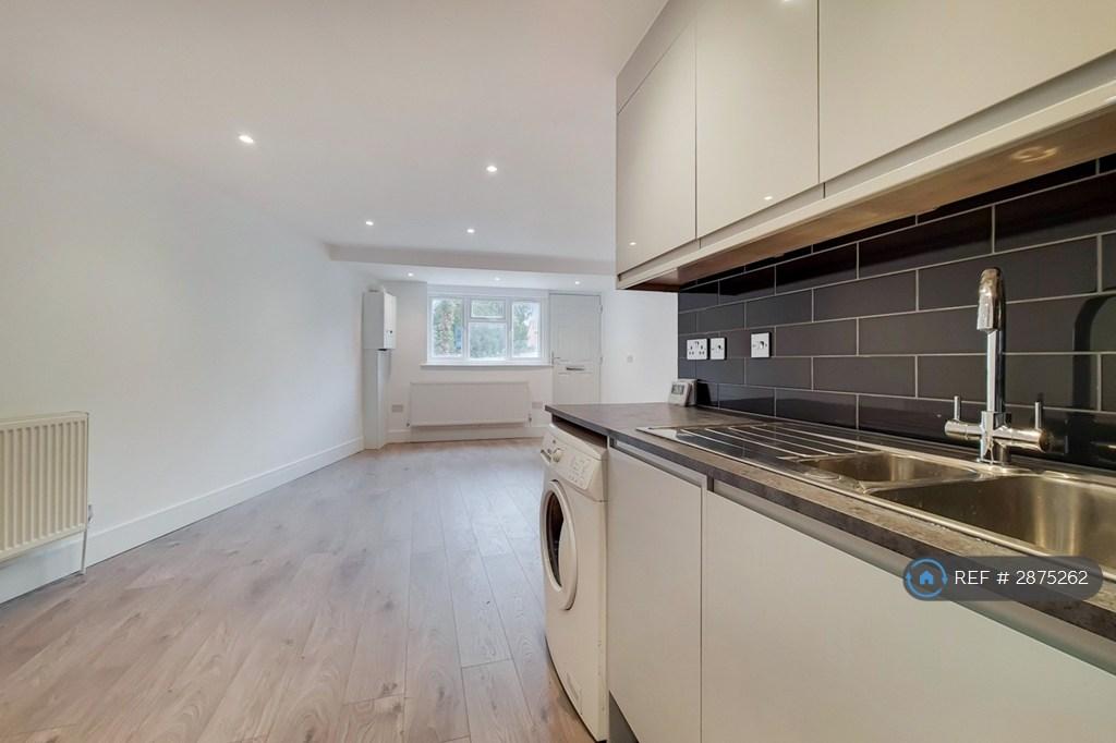 Apartment in Morden - View 3