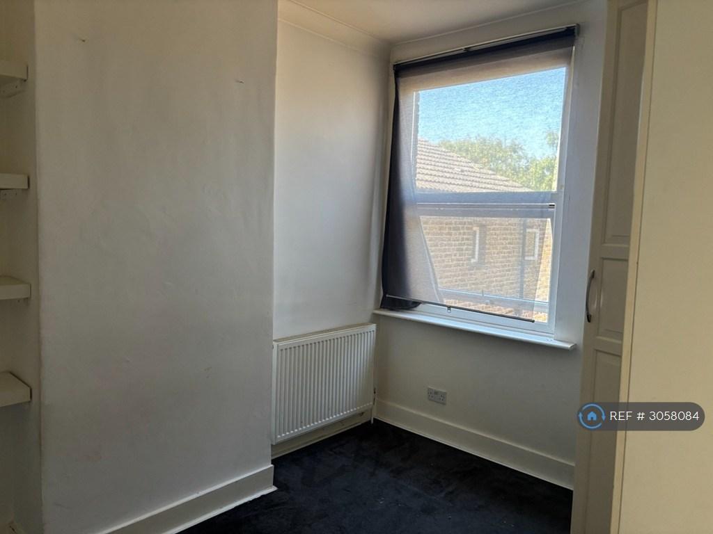 Apartment in Surrey - View 3