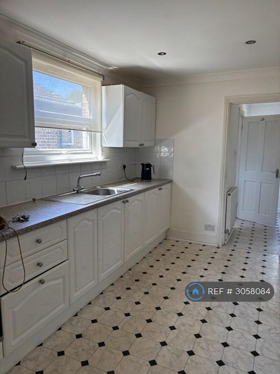 Apartment in Surrey - View 4