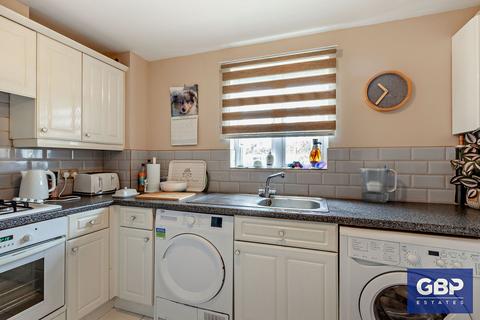 1 bedroom flat for sale, Kidman Close, Gidea Park, RM2