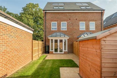 3 bed semi-detached house for rent in Finchwood Park RG40
