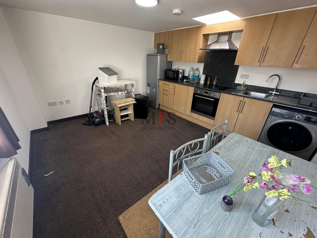 Apartment in Southall - View 3