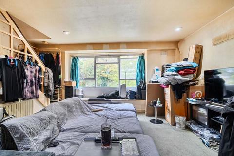 2 bedroom apartment for sale, Grove Avenue, Epsom, Surrey, KT17 4DU