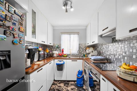 2 bedroom flat for sale, Pacific Close, FELTHAM