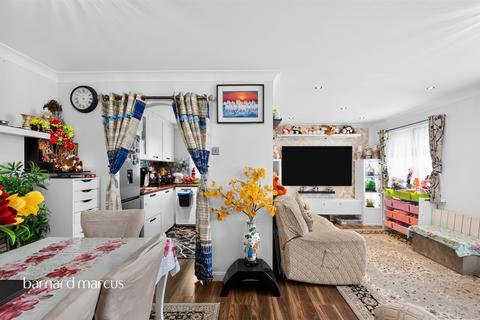 2 bedroom flat for sale, Pacific Close, FELTHAM