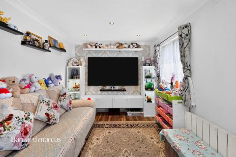 2 bedroom flat for sale, Pacific Close, FELTHAM