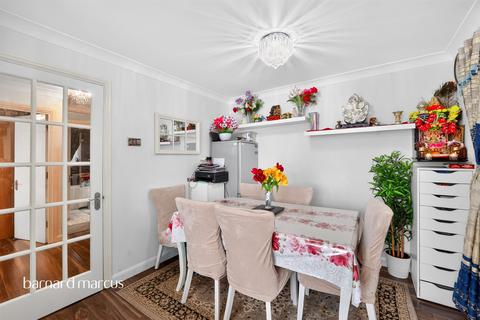 2 bedroom flat for sale, Pacific Close, FELTHAM