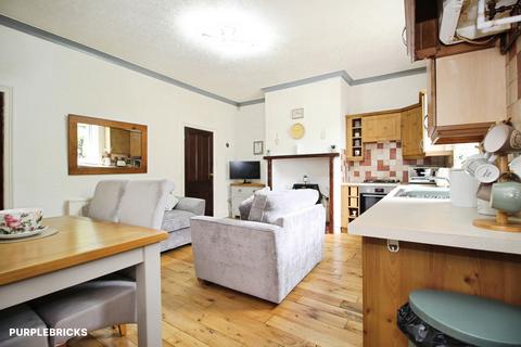 3 bedroom semi-detached house for sale, Healds Road, Dewsbury, WF13