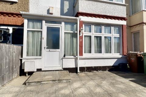 1 bedroom maisonette for sale, Montgomery Road, Edgware HA8