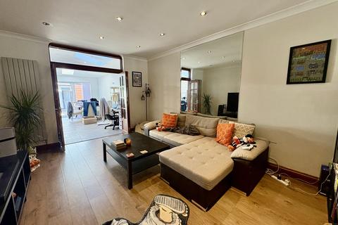 1 bedroom maisonette for sale, Montgomery Road, Edgware HA8
