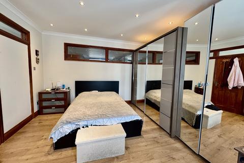1 bedroom maisonette for sale, Montgomery Road, Edgware HA8