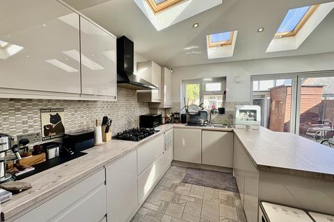 1 bedroom maisonette for sale, Montgomery Road, Edgware HA8
