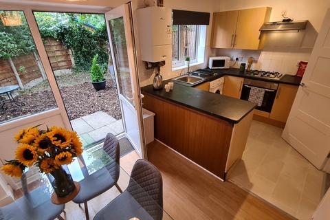 2 bedroom house to rent, Redshaw Close, Manchester M14