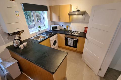 2 bedroom house to rent, Redshaw Close, Manchester M14