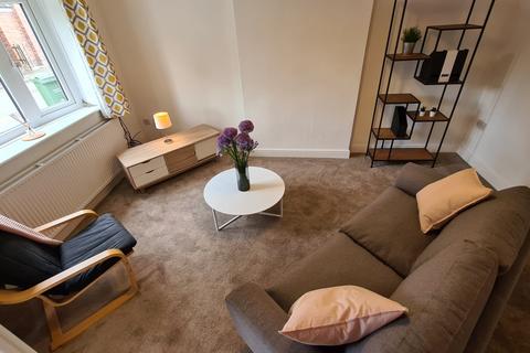 2 bedroom house to rent, Redshaw Close, Manchester M14