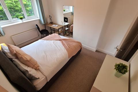2 bedroom house to rent, Redshaw Close, Manchester M14