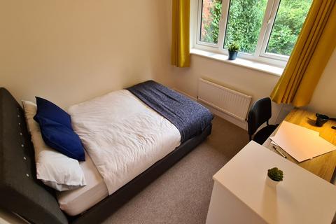 2 bedroom house to rent, Redshaw Close, Manchester M14
