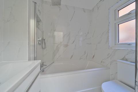 4 bedroom terraced house to rent, Honley Road, London, SE6