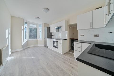 4 bedroom terraced house to rent, Honley Road, London, SE6