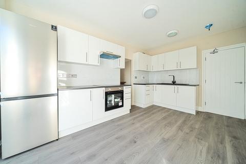 4 bedroom terraced house to rent, Honley Road, London, SE6