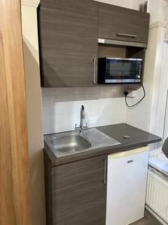 1 bedroom in a flat share to rent, Ashfield Parade, Southgate, N14