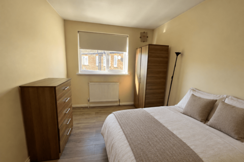 1 bedroom in a flat share to rent, Ashfield Parade, Southgate, N14