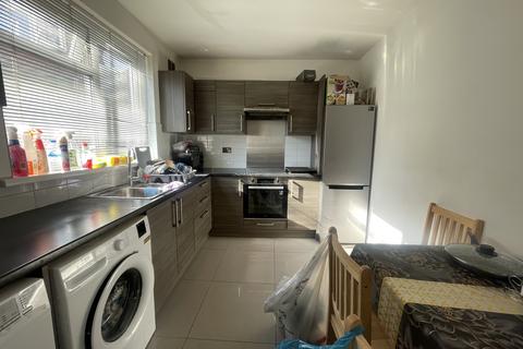 1 bedroom in a flat share to rent, Ashfield Parade, Southgate, N14