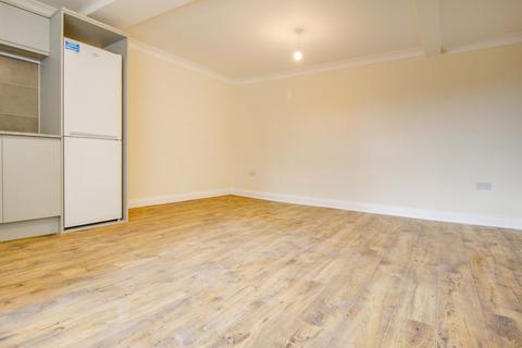 Studio to rent, Bath Road, Swindon SN1